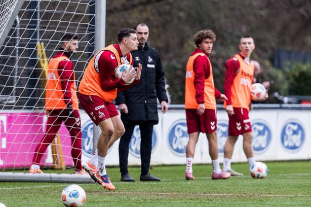 1 Soccer Bundesliga training 1 FC Köln 03 12 2025 Eric Martel 1 FC Köln, 6 holds a ball in the goal, goalkeeping exercise 1 Soccer Bundesliga training 1 FC Köln Geissbockheim, 03 12 2025 Copyright: xBEAUTIFULxSPORTS Wunderlx