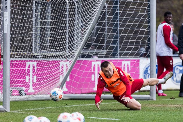 1 Soccer Bundesliga training 1 FC Köln 03 12 2025 Kristoffer Lund 1 FC Köln, 32 holds a ball in the goal, goalkeeping exercise 1 Soccer Bundesliga training 1 FC Köln Geissbockheim, 03 12 2025 Copyright: xBEAUTIFULxSPORTS Wunderlx
