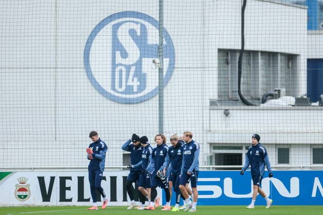 03 12 2025, Football, Season 2025 2026, 2 Bundesliga, Training FC Schalke 04, The players of S04 enter the training ground, Gelsenkirchen Training ground FC Schalke 04 NRW Germany xRHR PHOTO DEx Copyright: EWERT RHR-FOTOx RHR-FOTO DE