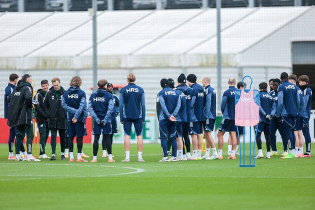 03 12 2025, Football, Season 2025 2026, 2 Bundesliga, Training FC Schalke 04, The players of S04 come together for a speech, Gelsenkirchen Training ground FC Schalke 04 NRW Germany xRHR PHOTO DEx Copyright: EWERT RHR-FOTOx RHR-FOTO DE