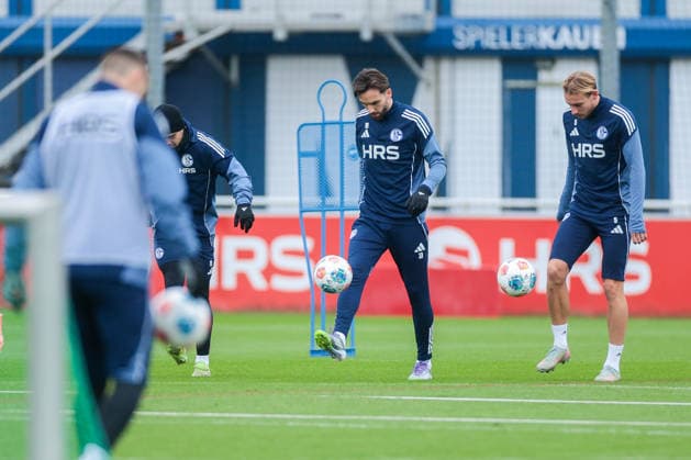 03 12 2025, Football, Season 2025 2026, 2 Bundesliga, Training FC Schalke 04, f l Kenan Karaman FC Schalke 04 , Timo Becker FC Schalke 04 , Gelsenkirchen Training ground FC Schalke 04 NRW Germany xRHR PHOTO DEx Copyright: EWERT RHR-FOTOx RHR-FOTO DE