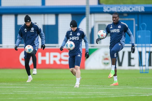03 12 2025, Football, Season 2025 2026, 2 Bundesliga, Training FC Schalke 04, f l Mertcan Ayhan FC Schalke 04 , Finn Porath FC Schalke 04 , Bryan Lasme FC Schalke 04 , Gelsenkirchen Training ground FC Schalke 04 NRW Germany xRHR PHOTO DEx Copyright: EWERT RHR-FOTOx RHR-FOTO DE