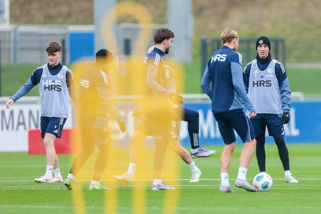 03 12 2025, Football, Season 2025 2026, 2 Bundesliga, Training FC Schalke 04, f l Dylan Leonard FC Schalke 04 , Felipe Sanchez FC Schalke 04 , Gelsenkirchen Training ground FC Schalke 04 NRW Germany xRHR PHOTO DEx Copyright: EWERT RHR-FOTOx RHR-FOTO DE