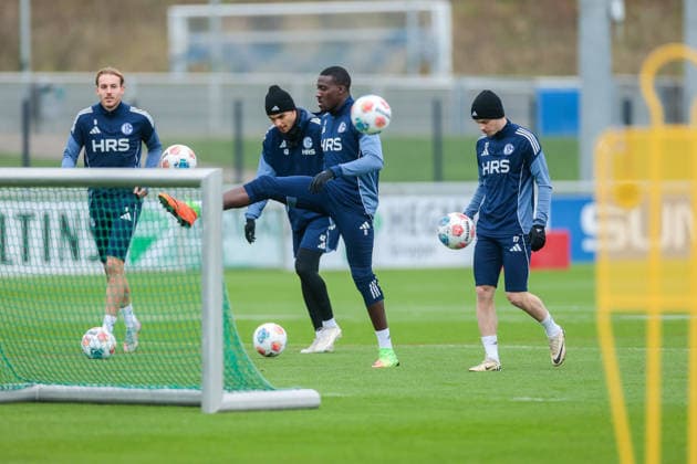 03 12 2025, Football, Season 2025 2026, 2 Bundesliga, Training FC Schalke 04, f l Timo Becker FC Schalke 04 , Mertcan Ayhan FC Schalke 04 , Bryan Lasme FC Schalke 04 , Finn Porath FC Schalke 04 , Gelsenkirchen Training ground FC Schalke 04 NRW Germany xRHR PHOTO DEx Copyright: EWERT RHR-FOTOx RHR-FOTO DE