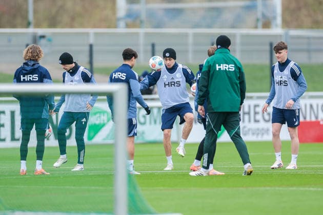 03 12 2025, Football, Season 2025 2026, 2 Bundesliga, Training FC Schalke 04, f l Ron Schallenberg FC Schalke 04 , Mika Khadr FC Schalke 04 , Dylan Leonard FC Schalke 04 , Gelsenkirchen Training ground FC Schalke 04 NRW Germany xRHR PHOTO DEx Copyright: EWERT RHR-FOTOx RHR-FOTO DE
