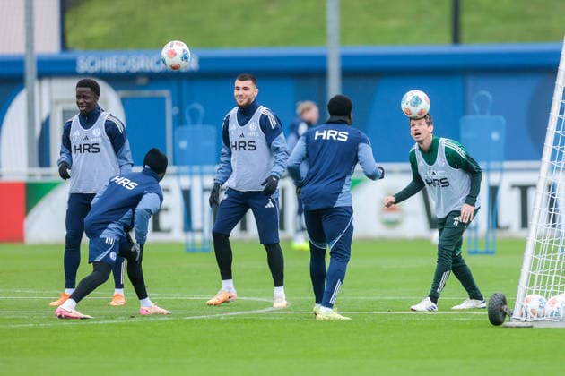 03 12 2025, Football, Season 2025 2026, 2 Bundesliga, Training FC Schalke 04, f l Christian Gomis FC Schalke 04 , Hasan Kurucay FC Schalke 04 , Franz Schiemer FC Schalke 04 , Gelsenkirchen Training ground FC Schalke 04 NRW Germany xRHR PHOTO DEx Copyright: EWERT RHR-FOTOx RHR-FOTO DE