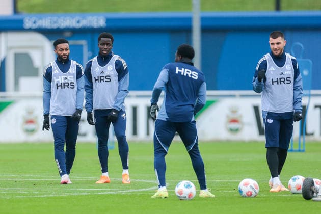03 12 2025, Football, Season 2025 2026, 2 Bundesliga, Training FC Schalke 04, f l Moussa Sylla FC Schalke 04 , Christian Gomis FC Schalke 04 , Hasan Kurucay FC Schalke 04 , Gelsenkirchen Training ground FC Schalke 04 NRW Germany xRHR PHOTO DEx Copyright: EWERT RHR-FOTOx RHR-FOTO DE