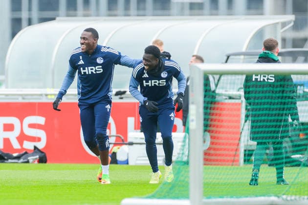 03 12 2025, Football, Season 2025 2026, 2 Bundesliga, Training FC Schalke 04, f l Bryan Lasme FC Schalke 04 , Zaid Tchibara FC Schalke 04 laughing, Gelsenkirchen Training ground FC Schalke 04 NRW Germany xRHR PHOTO DEx Copyright: EWERT RHR-FOTOx RHR-FOTO DE