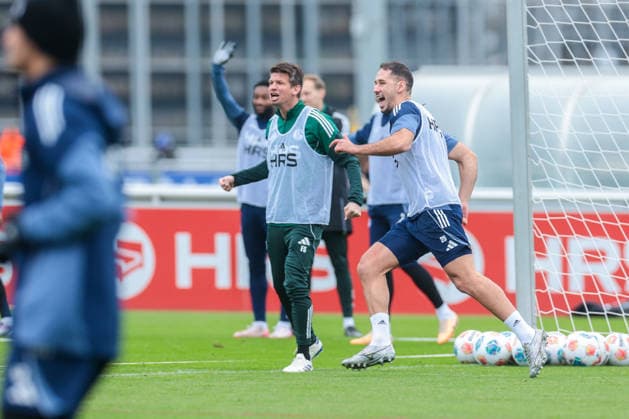 03 12 2025, Football, Season 2025 2026, 2 Bundesliga, Training FC Schalke 04, f l Franz Schiemer FC Schalke 04 , Nikola Katic FC Schalke 04 cheering, Gelsenkirchen Training ground FC Schalke 04 NRW Germany xRHR PHOTO DEx Copyright: EWERT RHR-FOTOx RHR-FOTO DE