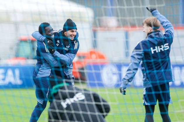 03 12 2025, Football, Season 2025 2026, 2 Bundesliga, Training FC Schalke 04, f l Christian Gomis FC Schalke 04 , Mertcan Ayhan FC Schalke 04 cheering, Gelsenkirchen Training ground FC Schalke 04 NRW Germany xRHR PHOTO DEx Copyright: EWERT RHR-FOTOx RHR-FOTO DE