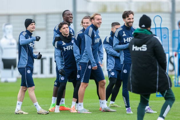 03 12 2025, Football, Season 2025 2026, 2 Bundesliga, Training FC Schalke 04, f l Finn Porath FC Schalke 04 , Soufiane El Faouzi FC Schalke 04 , Bryan Lasme FC Schalke 04 , Mika Wallentowitz FC Schalke 04 , Timo Becker FC Schalke 04 , Kenan Karaman FC Schalke 04 laughing, Gelsenkirchen Training ground FC Schalke 04 NRW Germany xRHR PHOTO DEx Copyright: EWERT RHR-FOTOx RHR-FOTO DE