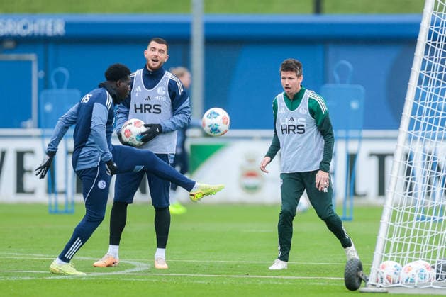 03 12 2025, Football, Season 2025 2026, 2 Bundesliga, Training FC Schalke 04, f l Hasan Kurucay FC Schalke 04 , Franz Schiemer FC Schalke 04 , Gelsenkirchen Training ground FC Schalke 04 NRW Germany xRHR PHOTO DEx Copyright: EWERT RHR-FOTOx RHR-FOTO DE