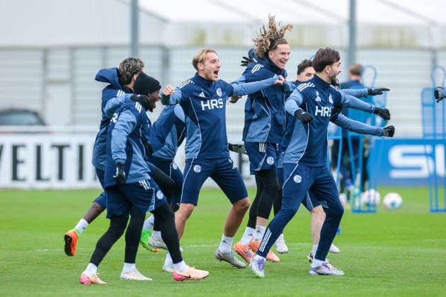 03 12 2025, Football, Season 2025 2026, 2 Bundesliga, Training FC Schalke 04, f l Timo Becker FC Schalke 04 , Mika Wallentowitz FC Schalke 04 , Kenan Karaman FC Schalke 04 cheering, Gelsenkirchen Training ground FC Schalke 04 NRW Germany xRHR PHOTO DEx Copyright: EWERT RHR-FOTOx RHR-FOTO DE