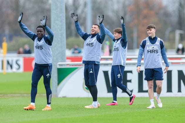 03 12 2025, Football, Season 2025 2026, 2 Bundesliga, Training FC Schalke 04, f l Christian Gomis FC Schalke 04 , Hasan Kurucay FC Schalke 04 , Vitalie Becker FC Schalke 04 , Dylan Leonard FC Schalke 04 cheer and stretch their arms in the air, Gelsenkirchen Training ground FC Schalke 04 NRW Germany xRHR PHOTO DEx Copyright: EWERT RHR-FOTOx RHR-FOTO DE