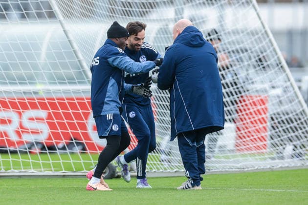 03 12 2025, Football, Season 2025 2026, 2 Bundesliga, Training FC Schalke 04, f l Christopher Antwi Adjei FC Schalke 04 , Kenan Karaman FC Schalke 04 grab the photographers camera, Gelsenkirchen Training ground FC Schalke 04 NRW Germany xRHR PHOTO DEx Copyright: EWERT RHR-FOTOx RHR-FOTO DE