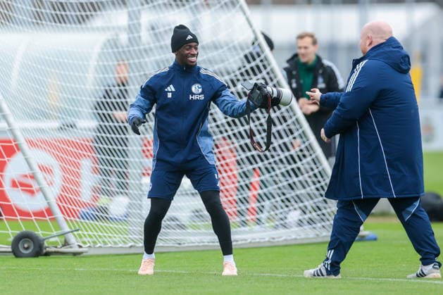 03 12 2025, Football, Season 2025 2026, 2 Bundesliga, Training FC Schalke 04, Christopher Antwi Adjei FC Schalke 04 hands back the camera and laughs, Gelsenkirchen Training ground FC Schalke 04 NRW Germany xRHR PHOTO DEx Copyright: EWERT RHR-FOTOx RHR-FOTO DE