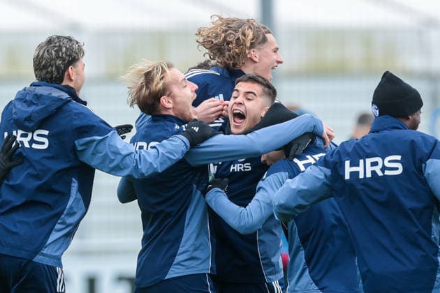 03 12 2025, Football, Season 2025 2026, 2 Bundesliga, Training FC Schalke 04, f l Timo Becker FC Schalke 04 , Mika Wallentowitz FC Schalke 04 , Mauro Zalazar FC Schalke 04 cheering, Gelsenkirchen Training ground FC Schalke 04 NRW Germany xRHR PHOTO DEx Copyright: EWERT RHR-FOTOx RHR-FOTO DE