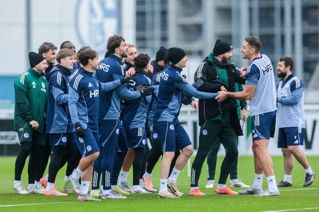 03 12 2025, Football, Season 2025 2026, 2 Bundesliga, Training FC Schalke 04, The players of S04 stand close together and laugh, Gelsenkirchen Training ground FC Schalke 04 NRW Germany xRHR PHOTO DEx Copyright: EWERT RHR-FOTOx RHR-FOTO DE