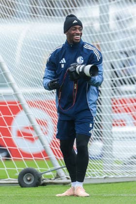 03 12 2025, Football, Season 2025 2026, 2 Bundesliga, Training FC Schalke 04, Christopher Antwi Adjei FC Schalke 04 has taken the photographers camera, Gelsenkirchen Training ground FC Schalke 04 NRW Germany xRHR PHOTO DEx Copyright: EWERT RHR-FOTOx RHR-FOTO DE