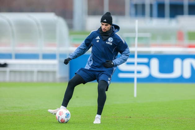 03 12 2025, Football, Season 2025 2026, 2 Bundesliga, Training FC Schalke 04, Mertcan Ayhan FC Schalke 04 , Gelsenkirchen Training ground FC Schalke 04 NRW Germany xRHR PHOTO DEx Copyright: EWERT RHR-FOTOx RHR-FOTO DE