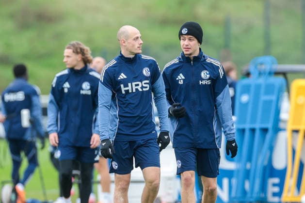 03 12 2025, Football, Season 2025 2026, 2 Bundesliga, Training FC Schalke 04, f l Tim Dietrich FC Schalke 04 , Mika Khadr FC Schalke 04 , Gelsenkirchen Training ground FC Schalke 04 NRW Germany xRHR PHOTO DEx Copyright: EWERT RHR-FOTOx RHR-FOTO DE