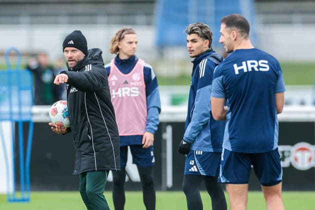 03 12 2025, Football, Season 2025 2026, 2 Bundesliga, Training FC Schalke 04, Co Coach Tim Hoogland FC Schalke 04 gives instructions, Gelsenkirchen Training ground FC Schalke 04 NRW Germany xRHR PHOTO DEx Copyright: EWERT RHR-FOTOx RHR-FOTO DE