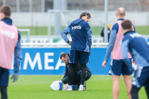03 12 2025, Football, Season 2025 2026, 2 Bundesliga, Training FC Schalke 04, Mertcan Ayhan FC Schalke 04 being treated, Gelsenkirchen Training ground FC Schalke 04 NRW Germany xRHR PHOTO DEx Copyright: EWERT RHR-FOTOx RHR-FOTO DE