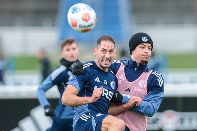 03 12 2025, Football, Season 2025 2026, 2 Bundesliga, Training FC Schalke 04, f l Nikola Katic FC Schalke 04 , Mika Khadr FC Schalke 04 in duel, Gelsenkirchen Training ground FC Schalke 04 NRW Germany xRHR PHOTO DEx Copyright: EWERT RHR-FOTOx RHR-FOTO DE