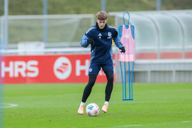 03 12 2025, Football, Season 2025 2026, 2 Bundesliga, Training FC Schalke 04, Paul Pöpperl FC Schalke 04 , Gelsenkirchen Training ground FC Schalke 04 NRW Germany xRHR PHOTO DEx Copyright: EWERT RHR-FOTOx RHR-FOTO DE
