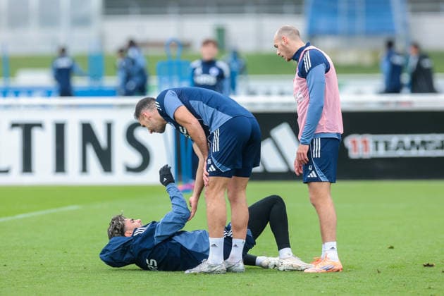 03 12 2025, Football, Season 2025 2026, 2 Bundesliga, Training FC Schalke 04, Nikola Katic FC Schalke 04 helps Mertcan Ayhan FC Schalke 04 to stand up, Gelsenkirchen Training ground FC Schalke 04 NRW Germany xRHR PHOTO DEx Copyright: EWERT RHR-FOTOx RHR-FOTO DE