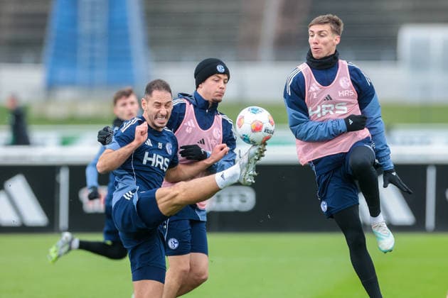 03 12 2025, Football, Season 2025 2026, 2 Bundesliga, Training FC Schalke 04, f l Nikola Katic FC Schalke 04 , Mika Khadr FC Schalke 04 , Felipe Sanchez FC Schalke 04 in duel, Gelsenkirchen Training ground FC Schalke 04 NRW Germany xRHR PHOTO DEx Copyright: EWERT RHR-FOTOx RHR-FOTO DE