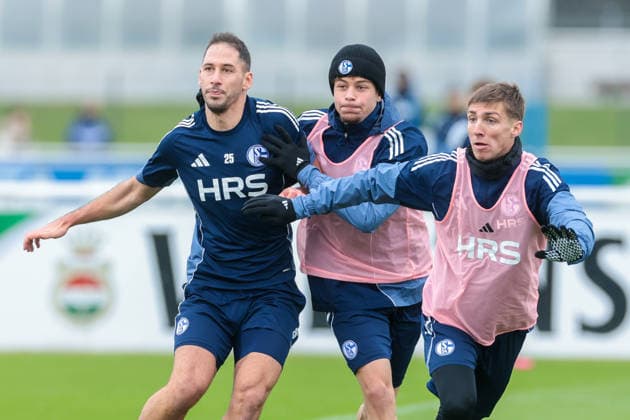 03 12 2025, Football, Season 2025 2026, 2 Bundesliga, Training FC Schalke 04, f l Nikola Katic FC Schalke 04 , Mika Khadr FC Schalke 04 , Felipe Sanchez FC Schalke 04 , Gelsenkirchen Training ground FC Schalke 04 NRW Germany xRHR PHOTO DEx Copyright: EWERT RHR-FOTOx RHR-FOTO DE