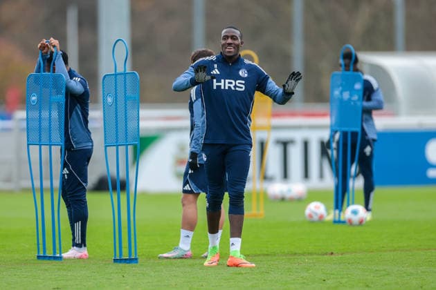 03 12 2025, Football, Season 2025 2026, 2 Bundesliga, Training FC Schalke 04, Bryan Lasme FC Schalke 04 laughs, Gelsenkirchen Training ground FC Schalke 04 NRW Germany xRHR PHOTO DEx Copyright: EWERT RHR-FOTOx RHR-FOTO DE