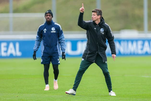 03 12 2025, Football, Season 2025 2026, 2 Bundesliga, Training FC Schalke 04, f l Christopher Antwi Adjei FC Schalke 04 , Franz Schiemer FC Schalke 04 , Gelsenkirchen Training ground FC Schalke 04 NRW Germany xRHR PHOTO DEx Copyright: EWERT RHR-FOTOx RHR-FOTO DE