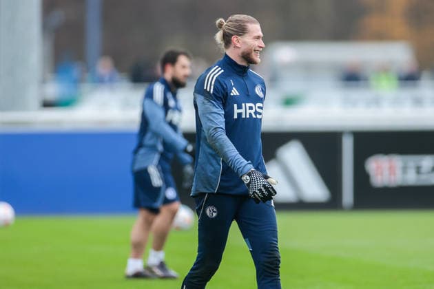 03 12 2025, Football, Season 2025 2026, 2 Bundesliga, Training FC Schalke 04, Loris Karius FC Schalke 04 laughs, Gelsenkirchen Training ground FC Schalke 04 NRW Germany xRHR PHOTO DEx Copyright: EWERT RHR-FOTOx RHR-FOTO DE