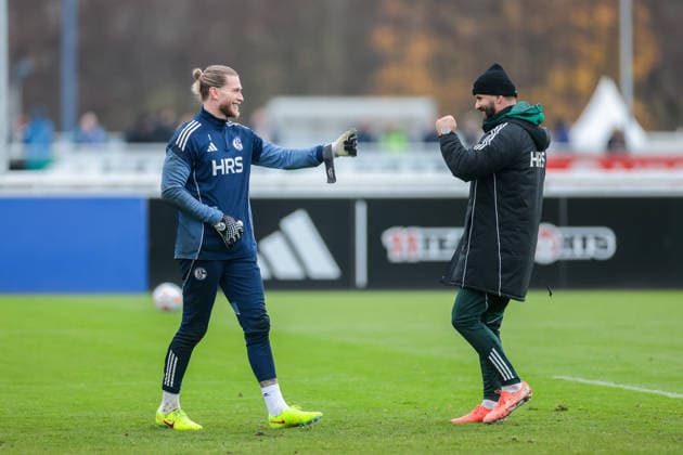 03 12 2025, Football, Season 2025 2026, 2 Bundesliga, Training FC Schalke 04, f l Loris Karius FC Schalke 04 , Head coach Miron Muslic FC Schalke 04 high-five, Gelsenkirchen Training ground FC Schalke 04 NRW Germany xRHR PHOTO DEx Copyright: EWERT RHR-FOTOx RHR-FOTO DE