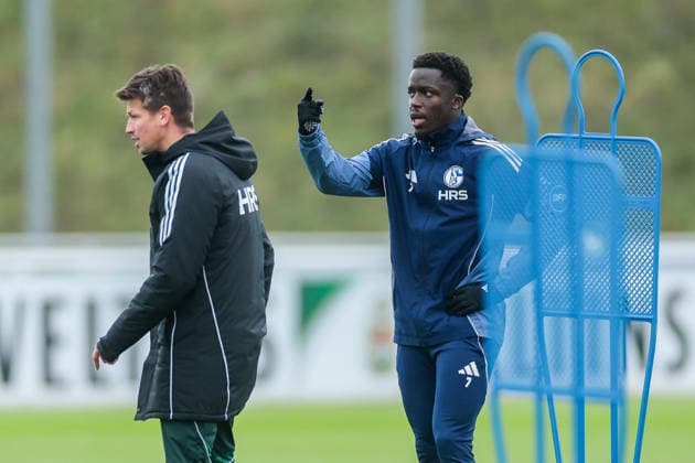 03 12 2025, Football, Season 2025 2026, 2 Bundesliga, Training FC Schalke 04, f l Franz Schiemer FC Schalke 04 , Christian Gomis FC Schalke 04 , Gelsenkirchen Training ground FC Schalke 04 NRW Germany xRHR PHOTO DEx Copyright: EWERT RHR-FOTOx RHR-FOTO DE