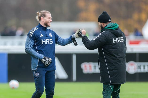 03 12 2025, Football, Season 2025 2026, 2 Bundesliga, Training FC Schalke 04, f l Loris Karius FC Schalke 04 , Coach Daniel Thioune Fortuna Düsseldorf high-five, Gelsenkirchen Training ground FC Schalke 04 NRW Germany xRHR PHOTO DEx Copyright: EWERT RHR-FOTOx RHR-FOTO DE