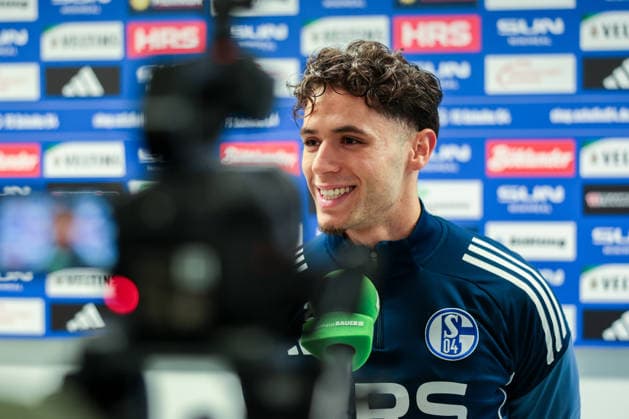 03 12 2025, Football, Season 2025 2026, 2 Bundesliga, Training FC Schalke 04, Soufiane El Faouzi FC Schalke 04 in the mixed zone, Gelsenkirchen Training ground FC Schalke 04 NRW Germany xRHR PHOTO DEx Copyright: EWERT RHR-FOTOx RHR-FOTO DE