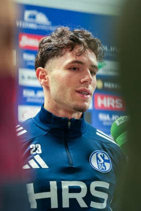 03 12 2025, Football, Season 2025 2026, 2 Bundesliga, Training FC Schalke 04, Soufiane El Faouzi FC Schalke 04 in the mixed zone, Gelsenkirchen Training ground FC Schalke 04 NRW Germany xRHR PHOTO DEx Copyright: EWERT RHR-FOTOx RHR-FOTO DE