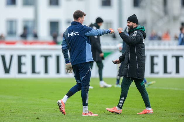 03 12 2025, Football, Season 2025 2026, 2 Bundesliga, Training FC Schalke 04, f l Luca Podlech FC Schalke 04 Head Coach Miron Muslic FC Schalke 04 high-five, Gelsenkirchen Training ground FC Schalke 04 NRW Germany xRHR PHOTO DEx Copyright: EWERT RHR-FOTOx RHR-FOTO DE