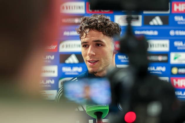 03 12 2025, Football, Season 2025 2026, 2 Bundesliga, Training FC Schalke 04, Soufiane El Faouzi FC Schalke 04 in the mixed zone, Gelsenkirchen Training ground FC Schalke 04 NRW Germany xRHR PHOTO DEx Copyright: EWERT RHR-FOTOx RHR-FOTO DE