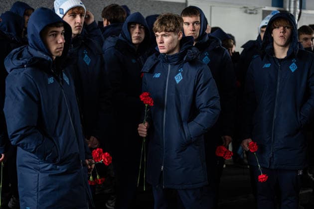 Kyiv bids farewell to a football player and coach Volodymyr Muntian KYIV, UKRAINE - DECEMBER 03: Kyiv residents attend a farewell ceremony for Ukrainian football player and a coach Volodymyr Muntian at a Valerii Lobanovskyi stadium in Kyiv, Ukraine on December 03, 2025. He became champion of the USSR seven times, which is a record in Soviet football (apart from him, Oleg Blokhin also won the USSR championship seven times). He won the USSR Cup twice, was the winner of the UEFA Cup Winners Cup and the UEFA Super Cup, and participated in the 1970 World Cup. After retiring as a player, he coached Ukrainian and foreign football clubs, and under his leadership, the Guinea national team, Nationalteam reached the final stage of the 1998 African Cup of Nations. Volodymyr Muntian passed away at the age of 79 on December 1. Danylo Antoniuk Anadolu Kyiv Ukraine. Editorial use only. Please get in touch for any other usage. Copyright: x2025xAnadoluxDanyloxAntoniukx