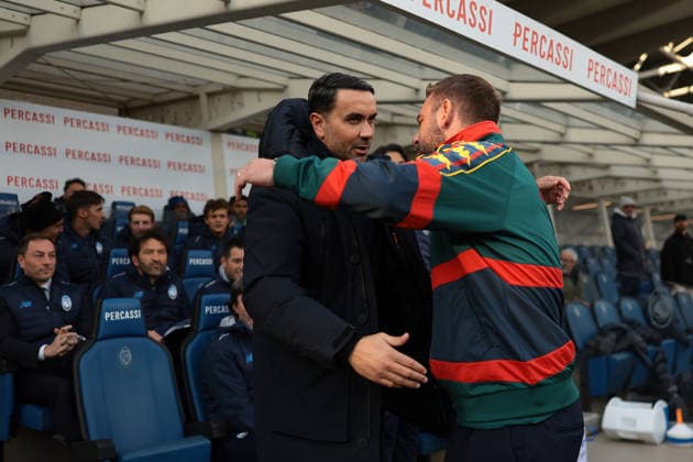 Bergamo, Italy, 3rd December 2025. Raffaele Palladino Head coach of Atalanta and Daniele De Rossi Head coach of Genoa CFC embrace prior to kick off in the Atalanta vs Genoa Coppa Italia match at New Balance Arena, Bergamo. Picture credit should read: Jonathan Moscrop Sportimage EDITORIAL USE ONLY. No use with unauthorised audio, video, data, fixture lists, club league logos or live services. Online in-match use limited to 120 images, no video emulation. No use in betting, games or single club league player publications. SPI_014_JM_ATALANTA_GENOA_CI SPI-4320-0014