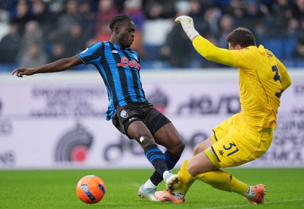 Atalanta s Kamaldeen Sulemana fights for the ball with Genoa™s goalkeeper Benjamin Siegrist during the Frecciarossa Italian Cup 2025 2026 soccer match between Atalanta and Genoa at New Balance Arena in Bergamo , North Italy , Wednesday , December 03 , 2025. - Soccer  Copyright: xSpadai LaPressex