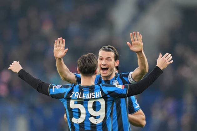 Atalanta™s Marten de Roon celebrates after scoring 2-0 during the Frecciarossa Italian Cup 2025 2026 soccer match between Atalanta and Genoa at New Balance Arena in Bergamo , North Italy , Wednesday , December 03 , 2025. - Soccer  Copyright: xSpada LaPressex