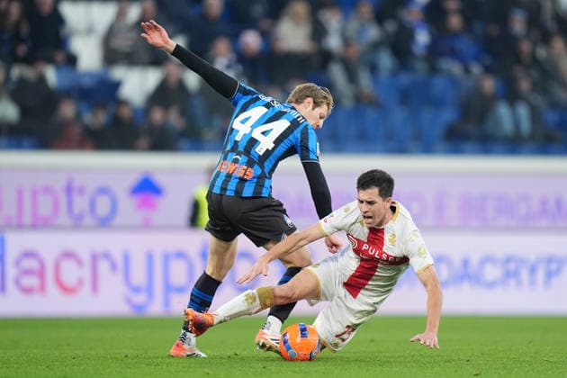 Atalanta s Marco Brescianini fights for the ball with Genoa™s Patrizio Masini during the Frecciarossa Italian Cup 2025 2026 soccer match between Atalanta and Genoa at New Balance Arena in Bergamo , North Italy , Wednesday , December 03 , 2025. - Soccer  Copyright: xSpada LaPressex