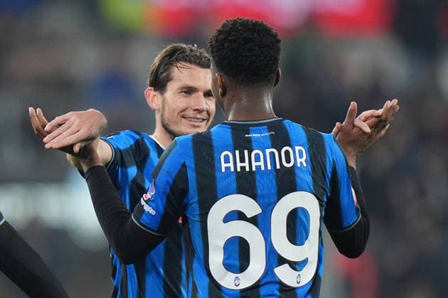 Atalanta s Honest Ahanor celebrates after scoring 4-0 , Atalanta™s Marten de Roon during the Frecciarossa Italian Cup 2025 2026 soccer match between Atalanta and Genoa at New Balance Arena in Bergamo , North Italy , Wednesday , December 03 , 2025. - Soccer  Copyright: xSpada LaPressex