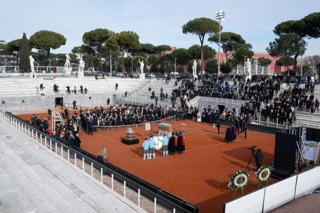 Foto IPP Roberto Ramaccia Roma 3 12 2025 Tennis- commemorazione in onore di Nicola Pietrangeli al Foro Italico Nella foto La camera ardente sul campo del Foro Italico intitolato a Nicola Pietrangeli Italy Photo Press - World Copyright Roma italy Italia ITALY  Copyright: xR4924_italyphotopressx