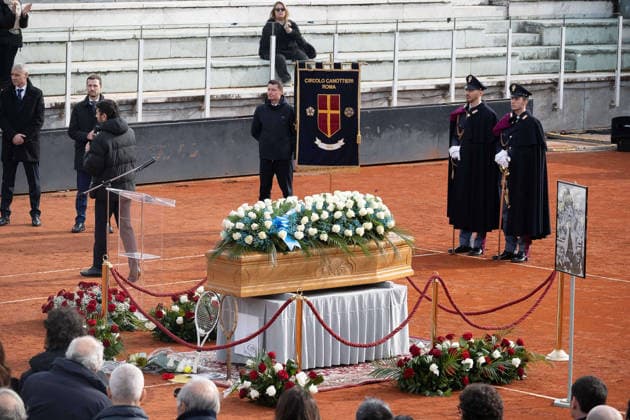 Foto IPP Roberto Ramaccia Roma 3 12 2025 Tennis- commemorazione in onore di Nicola Pietrangeli al Foro Italico Nella foto La camera ardente sul campo del Foro Italico intitolato a Nicola Pietrangeli Italy Photo Press - World Copyright Roma italy Italia ITALY  Copyright: xR4924_italyphotopressx